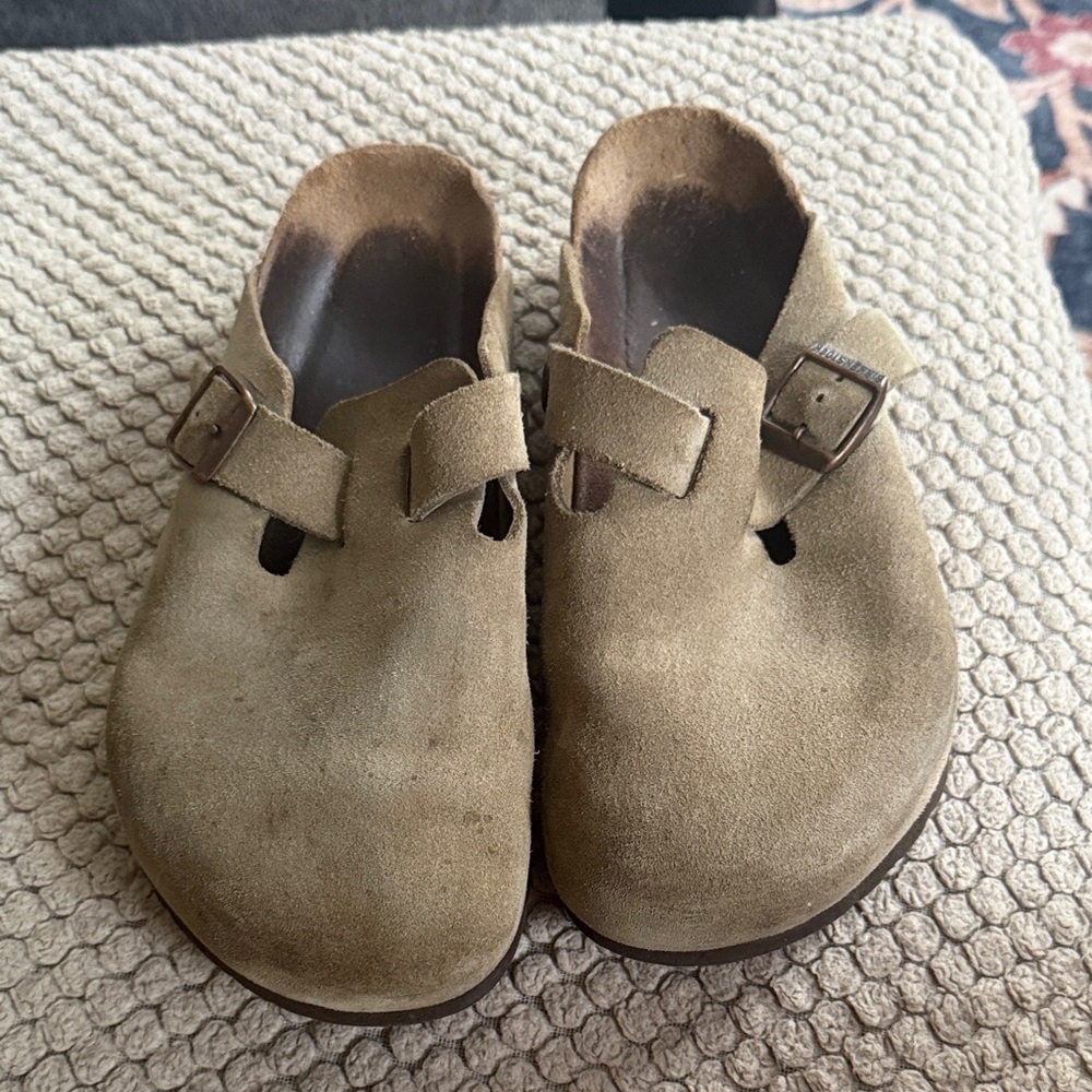 Tan suede Boston Birkenstocks